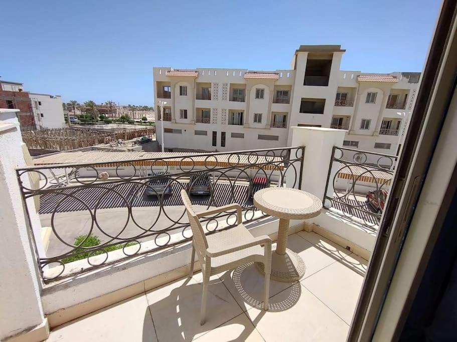 3-Bedroom Apartment On The Third Floor With 3 Balconies And Lovely Pool View, Street View And Free Beach Access In Sharm Hills Resort Bagian luar foto