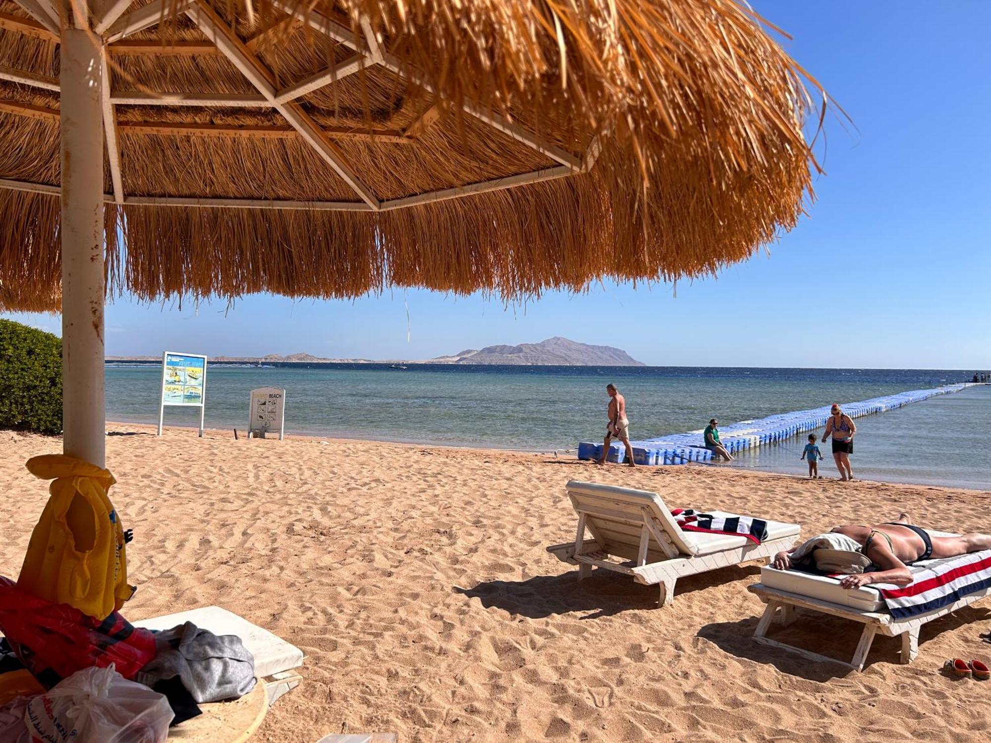 3-Bedroom Apartment On The Third Floor With 3 Balconies And Lovely Pool View, Street View And Free Beach Access In Sharm Hills Resort Bagian luar foto