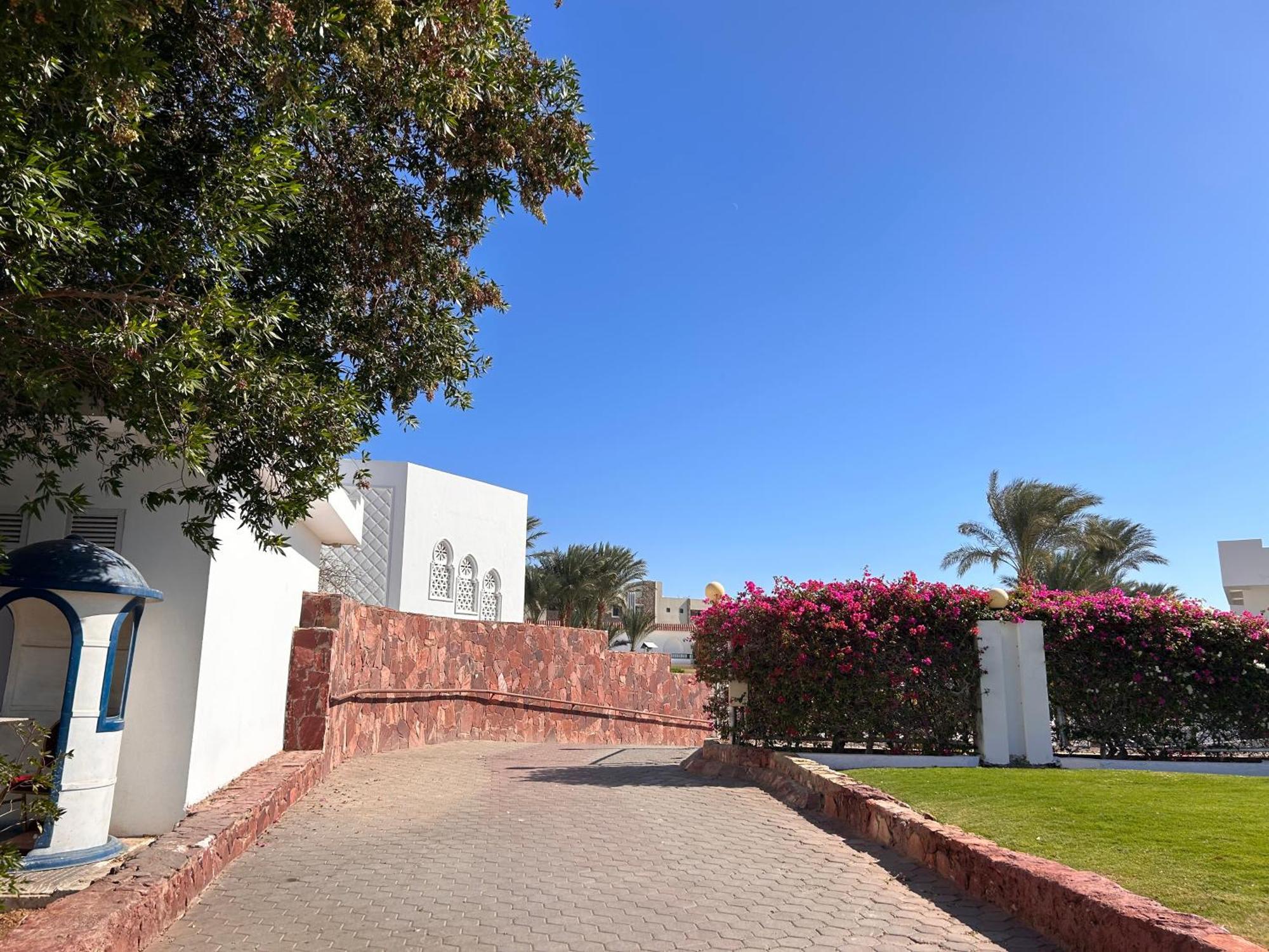 3-Bedroom Apartment On The Third Floor With 3 Balconies And Lovely Pool View, Street View And Free Beach Access In Sharm Hills Resort Bagian luar foto